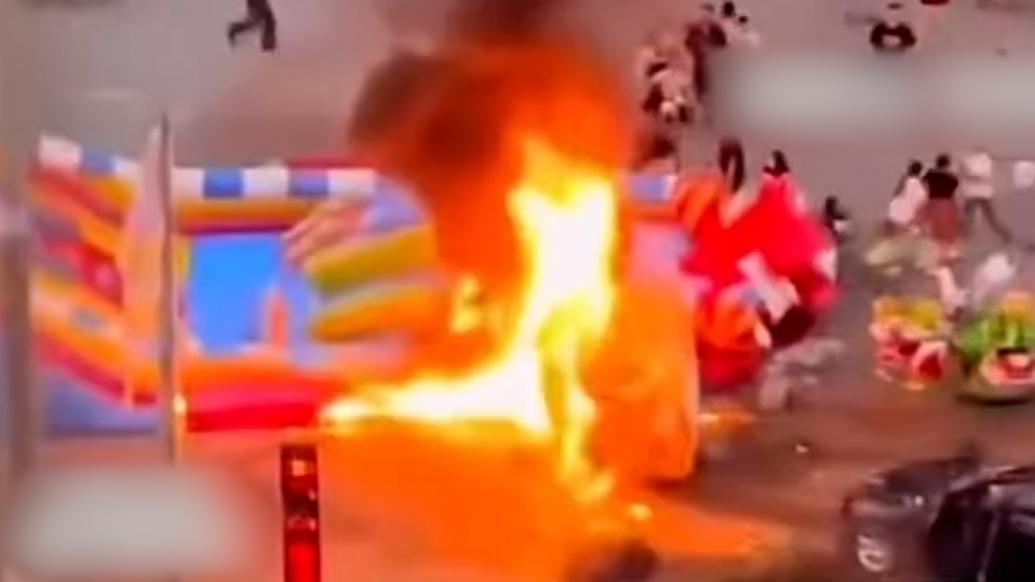 重庆酉阳县儿童充气城堡起火，路边面包车被撞起火引发