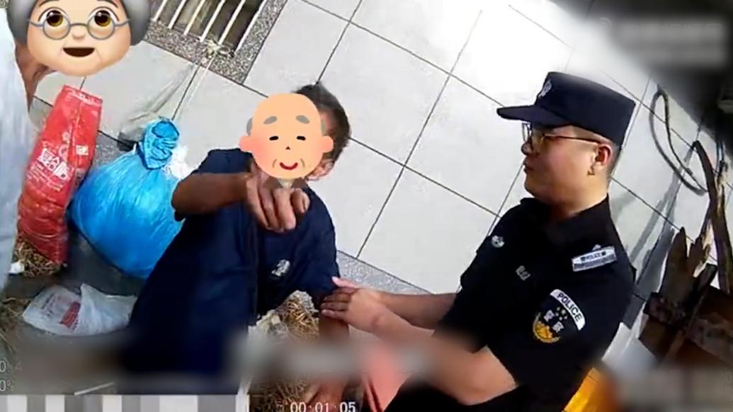 民警送行动不便老人回家被邀请吃饭