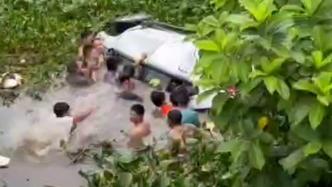 广东茂名一车辆坠河，10余人跳水砸窗，一家四口平安获救