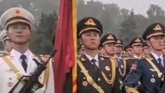 中国仪仗队在雨中依旧眼神坚定身姿挺拔