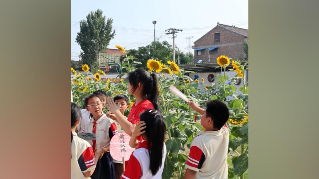 双向的温暖！支教老师讲解漆扇由来，小学生为其遮阳扇风