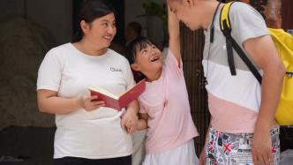 “小候鸟”抵达东莞与父母团聚！激动分享成绩单和日记，将与父母共度两个月