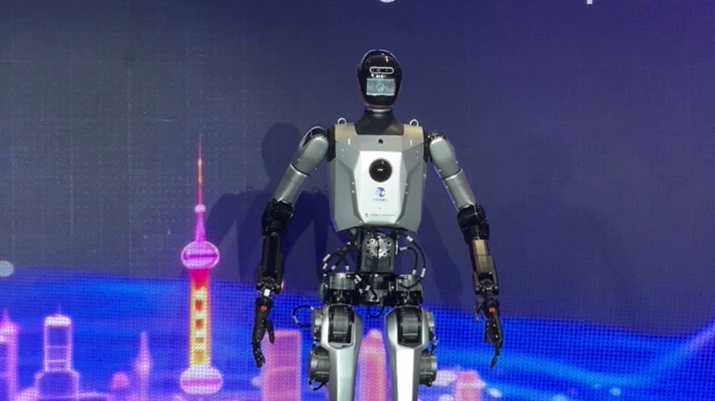 国内首款开源通用人形机器人“青龙”首秀WAIC