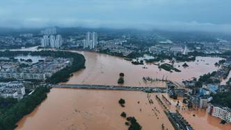 水漫平江丨航拍洪水中的平江县城：沿江道路积水，有建筑一层被淹