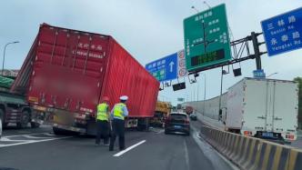 上海浦东一集卡撞到快速路隔音墙后致龙门架受损，驾驶员送医