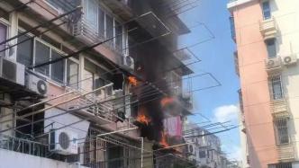 上海静安一居民家中疑似电磁灶故障致起火，居委会干部救出老人