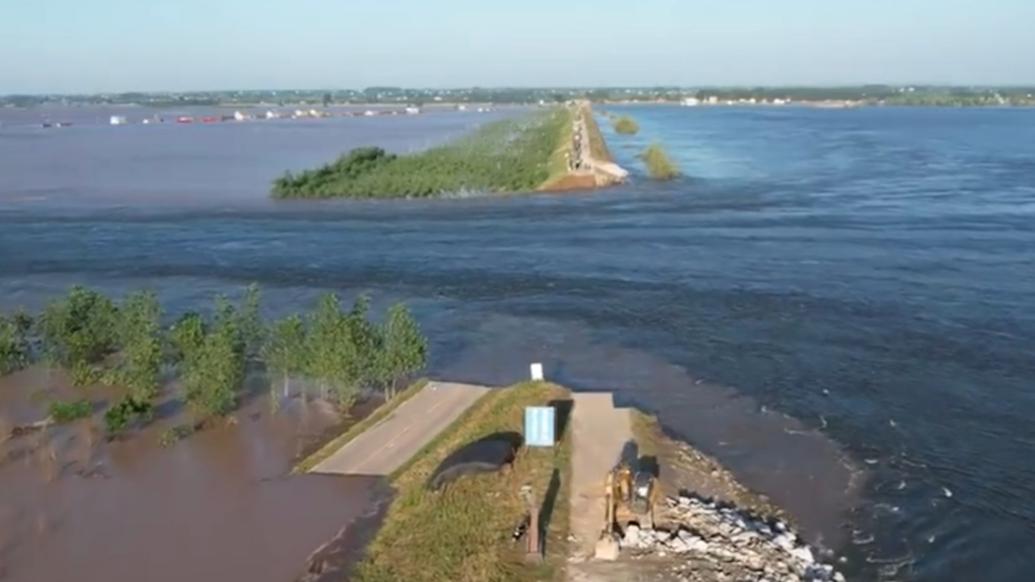 华容洞庭湖大堤决口20小时:多方救援力量驰援,封堵溃口工作已开始