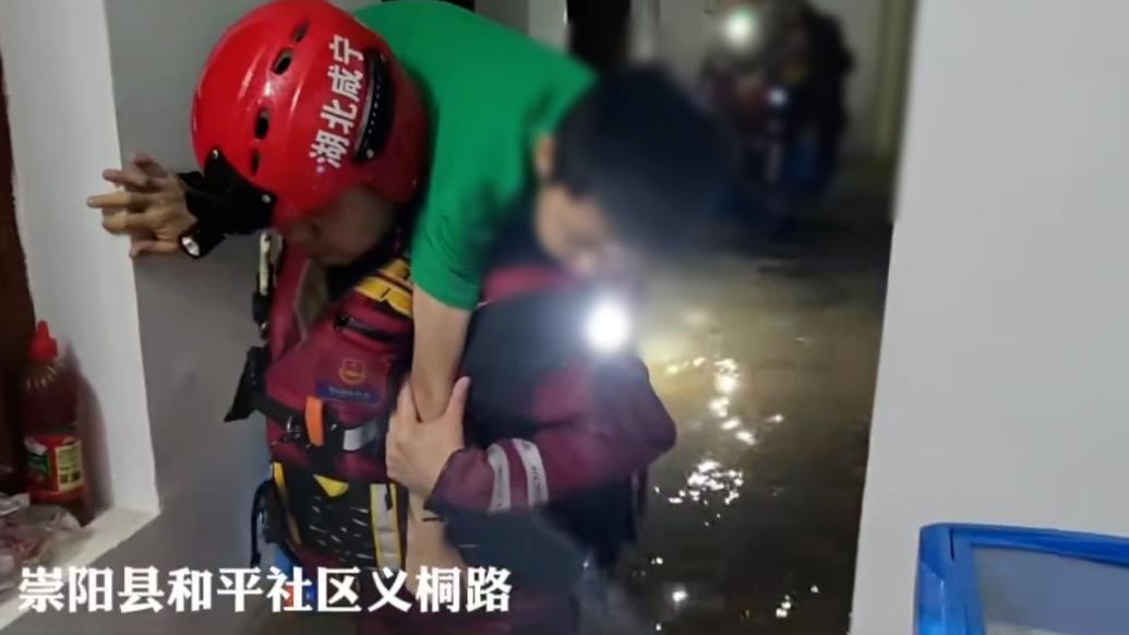 湖北崇阳遭遇暴雨袭击，消防员背出被困儿童