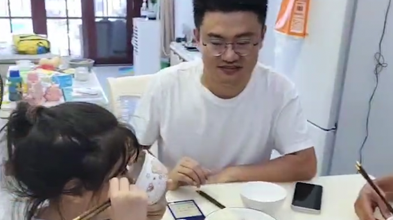 “小候鳥”暑期見到父母:半年沒見,他們變溫柔了