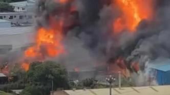 广东东莞一工厂发生火灾：过火面积约300平方米，有人送医