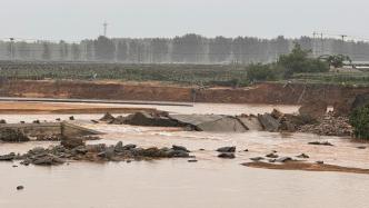 山东济宁强降雨致泗河水坝部分冲毁，2400人转移