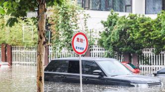 郑州国基路部分路段积水没过汽车引擎盖