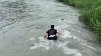 男孩被激流冲走，退伍军人一个猛子扎入河中勇救落水小孩