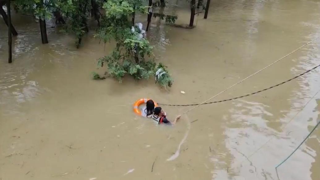 湖北阳新一女子不慎落水抱住大树两个小时，消防员涉水施救
