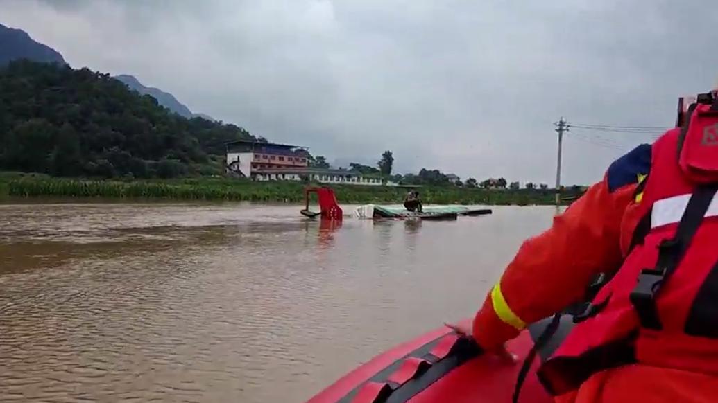 湖北阳新内涝半挂车侧翻后与积水齐平，两人被困消防救出