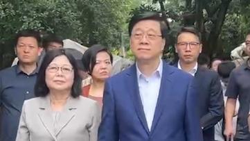 李家超与夫人牵手漫步成都街头，买“变脸玩具”回港送孙子孙女