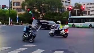 十字路口和警察玩转圈圈？上海一男子未戴头盔逆行穿梭绕圈被行拘