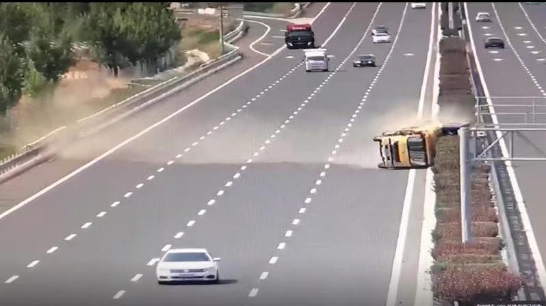 貨車司機高速上駕車走神，車輛連跨四車道失控側翻