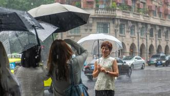 天气｜上海局部大雨到暴雨，武康大楼游客冒雨打卡