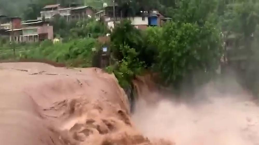 重庆部分地区遭遇强降雨，消防转移被困人员为民宅排积水