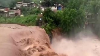 重庆部分地区遭遇强降雨，消防转移被困人员为民宅排积水