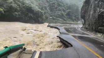 受连续降雨影响，重庆开州区省道S502满月至雪宝山段发生塌方