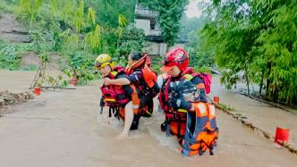 重庆多地出现暴雨致内涝，消防紧急救援转移受困群众
