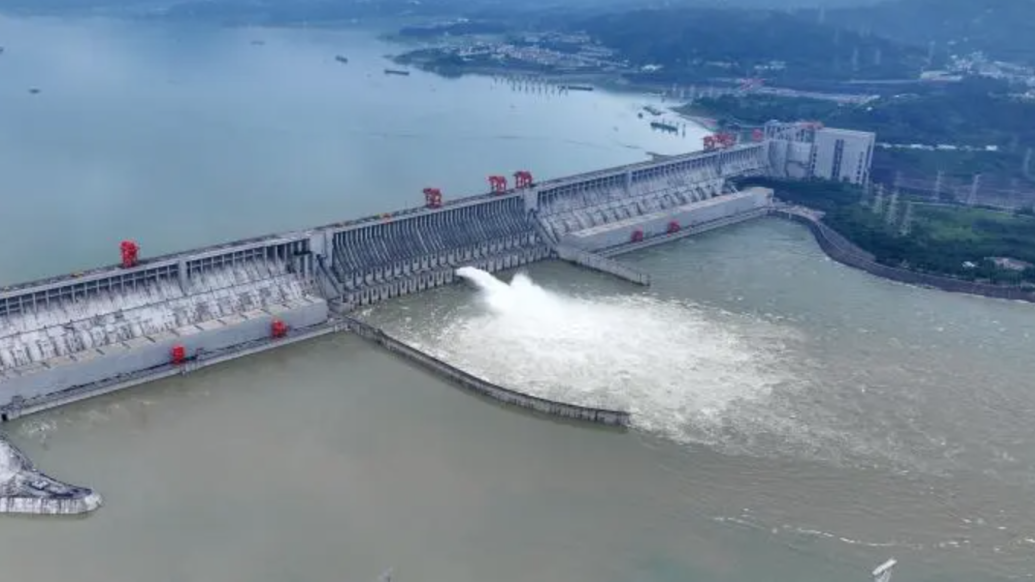 三峡水库今年首次开闸泄洪