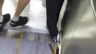 上海地铁深夜通报：一男孩乘扶梯时鞋子被夹致梯级变形，轻微擦伤