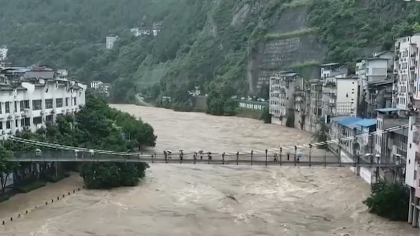 暴雨致重慶大寧河水位上漲,巫溪縣沿河商戶緊急撤離