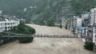 暴雨致重庆大宁河水位上涨，巫溪县沿河商户紧急撤离