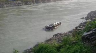 尼泊尔山体滑坡致两辆大巴被冲走，60多人下落不明