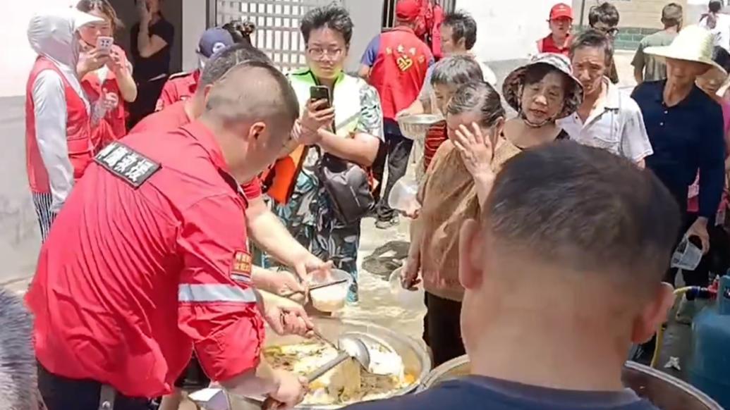 做烩面、包饺子，河南救援队带着物资驰援岳阳