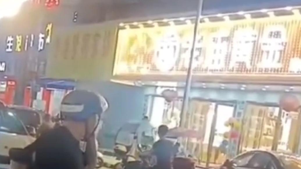 男子持仿真玩具枪窜至金店抢劫后逃离,浙江慈溪警方:已抓获_七环视频_澎湃新闻-The Paper