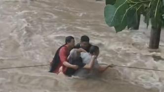 祖孙被困家中，3名邻居拉绳子在急流中救人