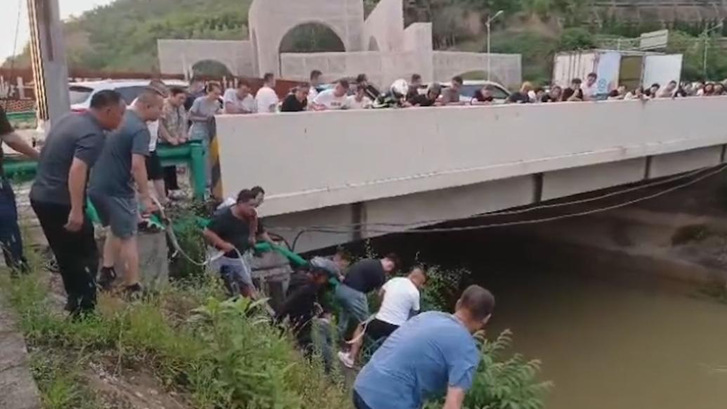 女子不慎掉入引渭渠，乘凉群众自制救生绳一呼百应合力救人