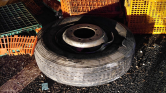 货车备胎掉落致高速路上车辆受损，两司机被罚并承担赔偿责任