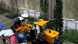 暴雨致路面積水，鏟車司機免費搭載行人