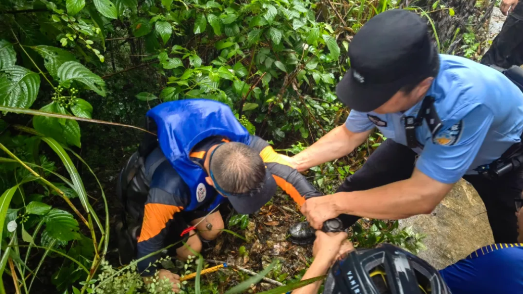 降雨突发山洪9名游客被困峡谷，黄山祁门县警方用绳梯救援