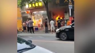 一楼商铺烧烤店起火，周边居民合力扑救