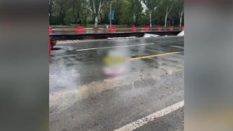 呼和浩特交警：受暴雨影響一路面塌陷，雙向交通管制禁止車輛通行