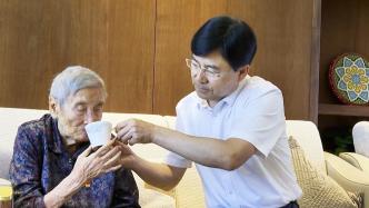 94岁吴明珠院士再回吐鲁番，市委书记马学良双手捧杯致敬