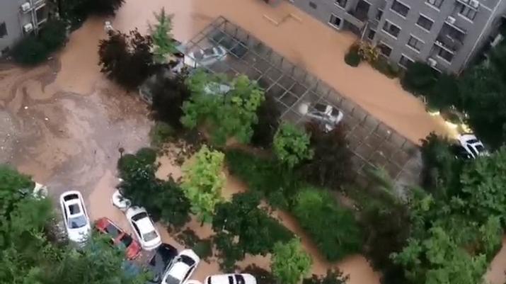 陕西宝鸡暴雨：铁路老桥遭洪水冲击受损2人受伤，有小区车库被淹车辆泡在水中