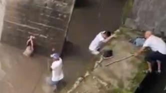 女孩掉入湍急江水，2名男子果断跳水救援