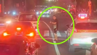 上海消防出警遇红灯堵车，热心市民疏导车辆让行后潇洒离去