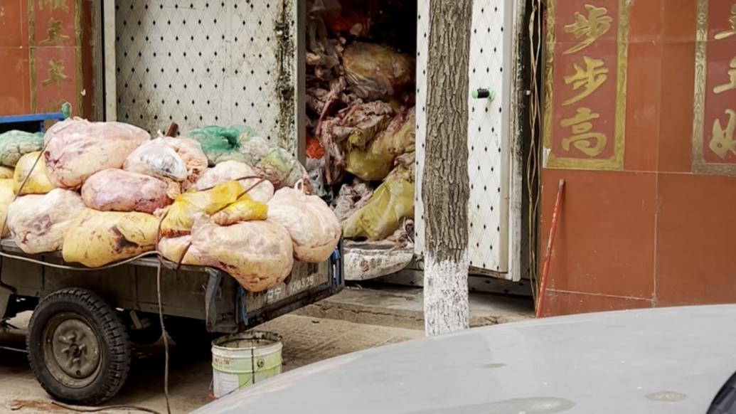 云南曲靖一冷库被指储存大量劣质肉，回应：囤积牛骨用于制饲料，未流向餐桌