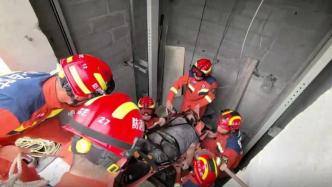 男子维修电梯时不慎掉入电梯井，消防紧急救助