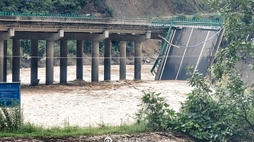 陕西柞水一公路桥梁垮塌11人遇难，还有近20辆车30余人失联