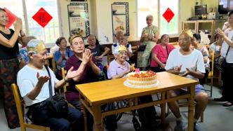 武汉一社区每季度为老年人办生日会：希望增强老年人的幸福感