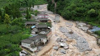 航拍丨雅安暴雨突发山洪，新华村多处房屋、道路被冲毁
